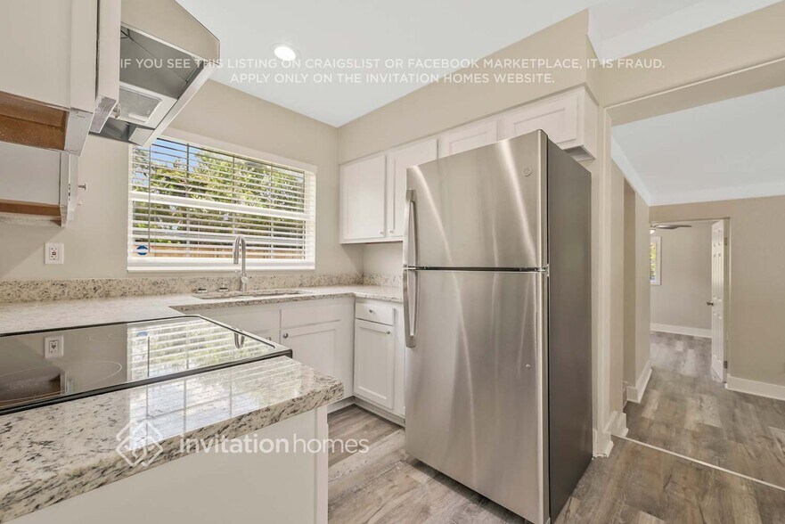 Building Photo - 450 Iris Rd