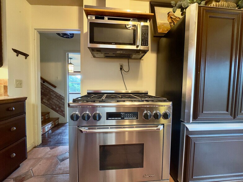 Building Photo - 645 Jean St