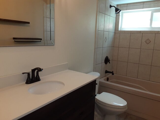 Building Photo - Annual unfurnished 3/2 nicely renovated SFH with large yard overlooking a lake.