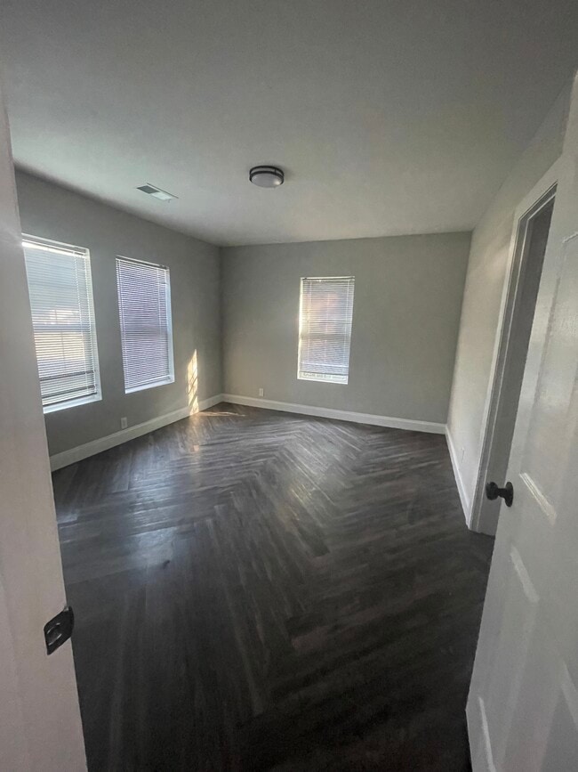 Building Photo - 1157 N Evergreen St