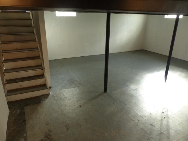 Building Photo - 7571 Pardee Rd