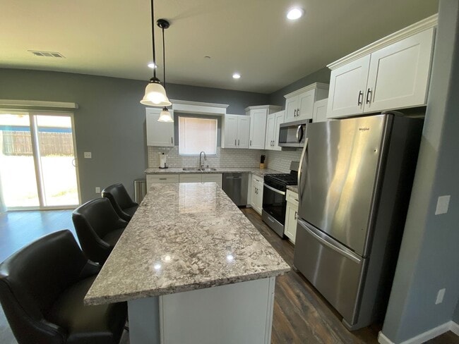 Building Photo - Newer home for rent in Visalia