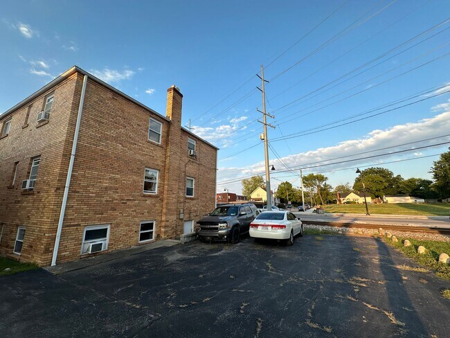 Building Photo - 4329 Oakwood Ave