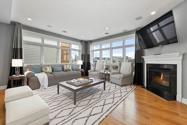 Building Photo - 350 W 2nd St