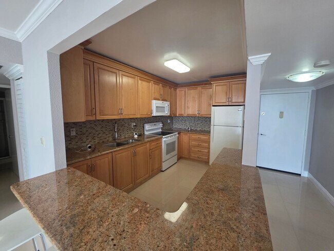 Building Photo - 3701 N Country Club Dr
