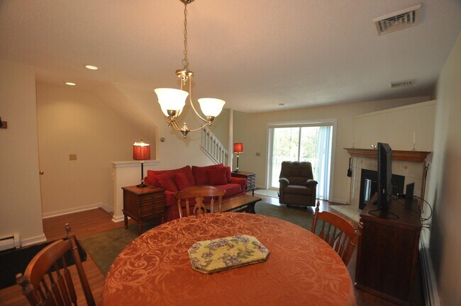 Building Photo - 181 Riverside Townhouses Rd