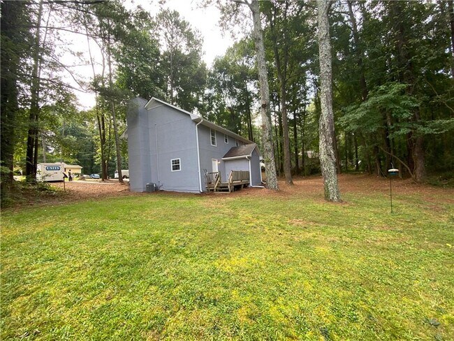 Building Photo - 2012 Oakwood Dr