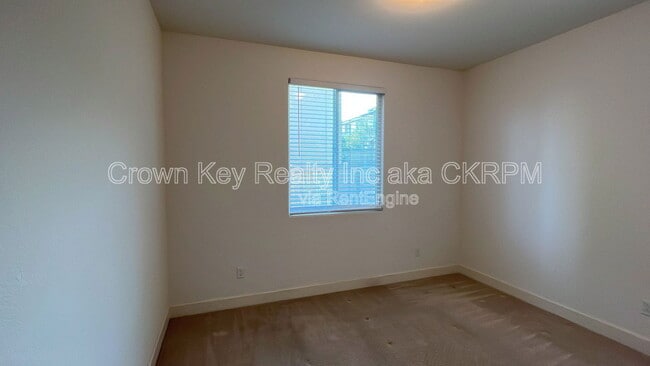 Building Photo - 448 Albertina Ave