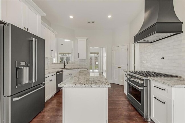 Building Photo - 304 Mistletoe Dr