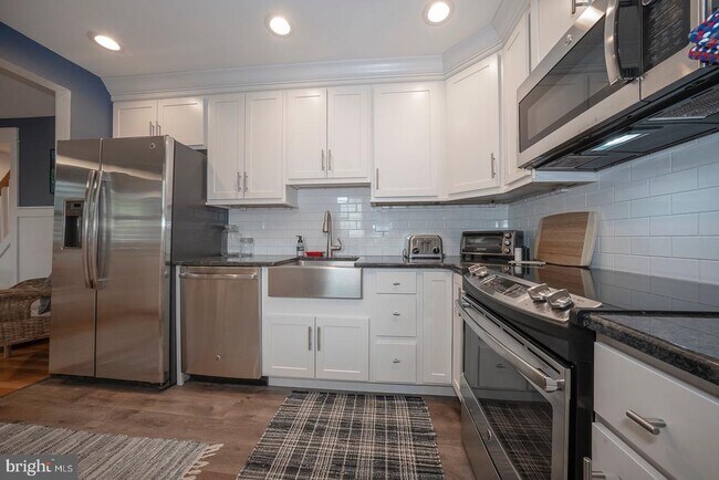 Building Photo - 533 Monument Ave