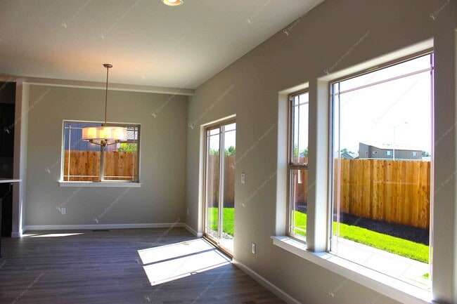 Building Photo - 3 BR home in Northwest Redmond w/ Mountain Views