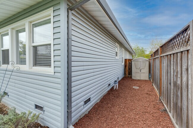 Building Photo - 405 S Fernwood Cir