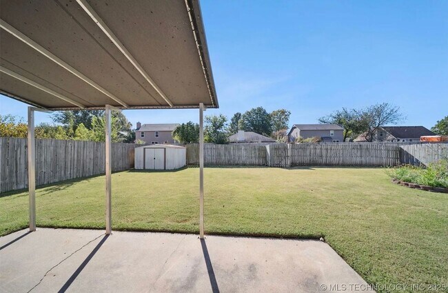 Building Photo - Located in a cul-de-sac, this 3 bedroom, 2 bath, 2 car garage home boasts over 2000 sq ft and a g...