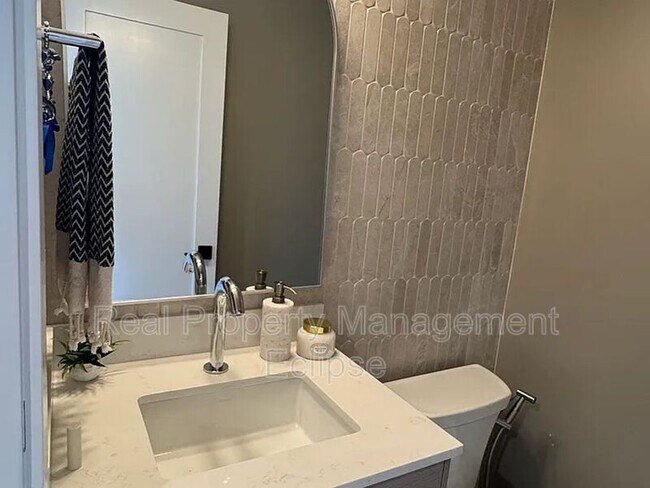 Building Photo - 2528 27th Ave W