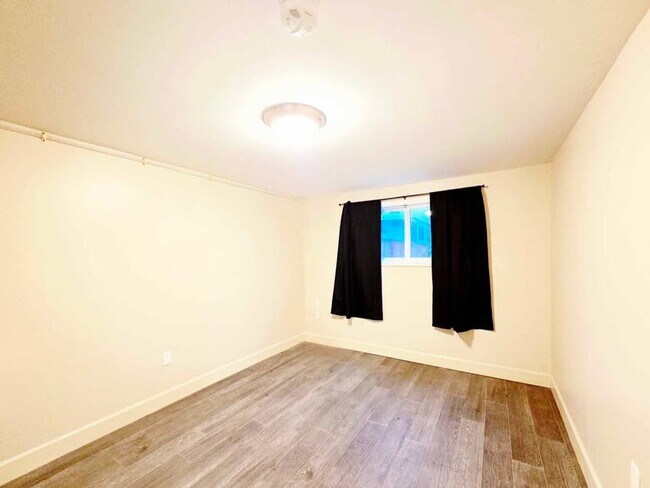 Building Photo - Large 4 Bed, 2 Bath in Desirable East Wena...