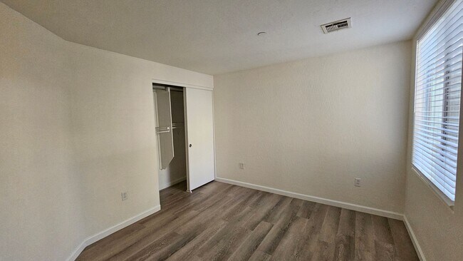 Building Photo - Adorable Single Level Condo  Close to Summerlin!!!