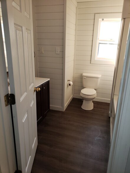 Bathroom - 1511 Woodlawn Rd