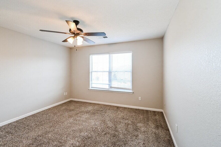 Building Photo - 7292 Green Ash Dr