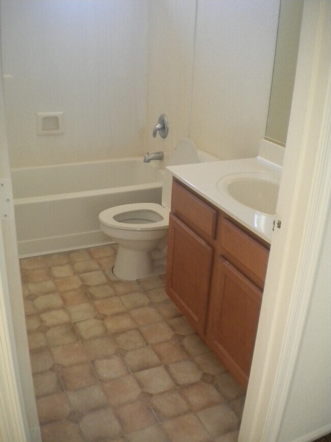 Building Photo - Spacious 3 bedroom, 2.5 bathroom