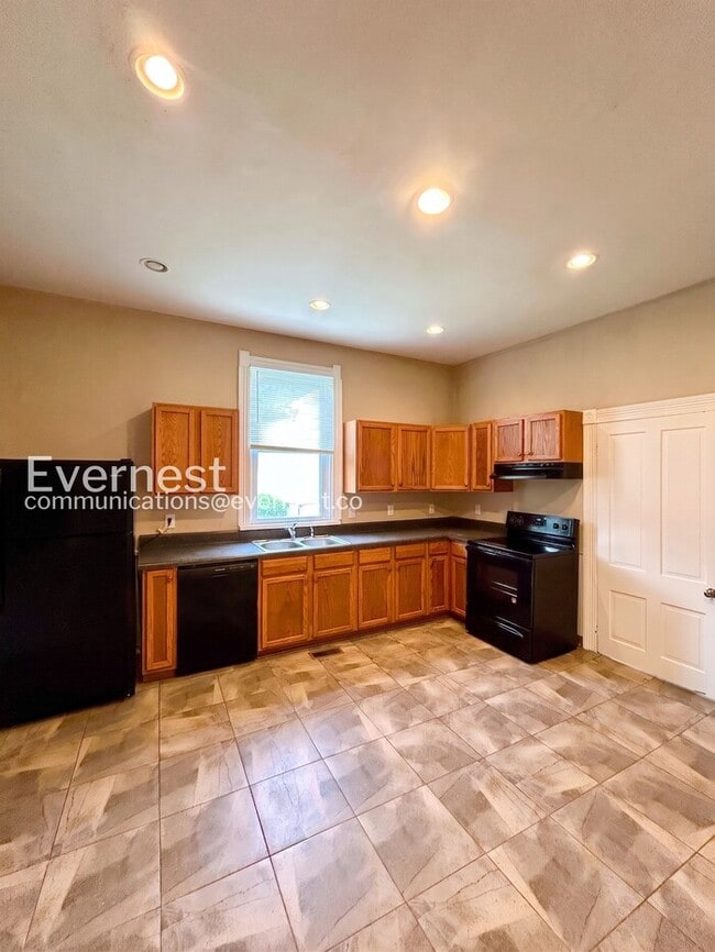 Building Photo - 3 Bed, 1 Bath Home with Driveway and Hardwood Floors | Housing Vouchers Accepted |  Available Now!