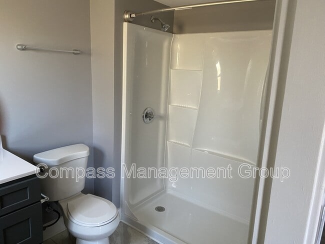 Building Photo - 1204 Valley Dr SW