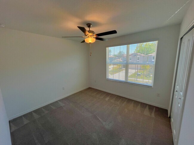 Building Photo - Sapcious 5-Bedroom Home In Quiet Lakeland ...