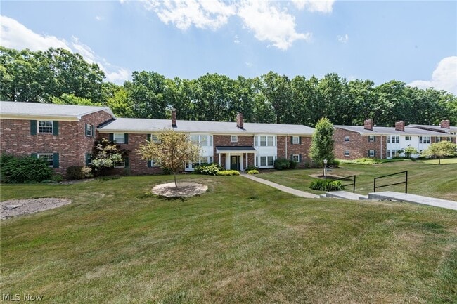 Building Photo - 7020 Carriage Hill Dr