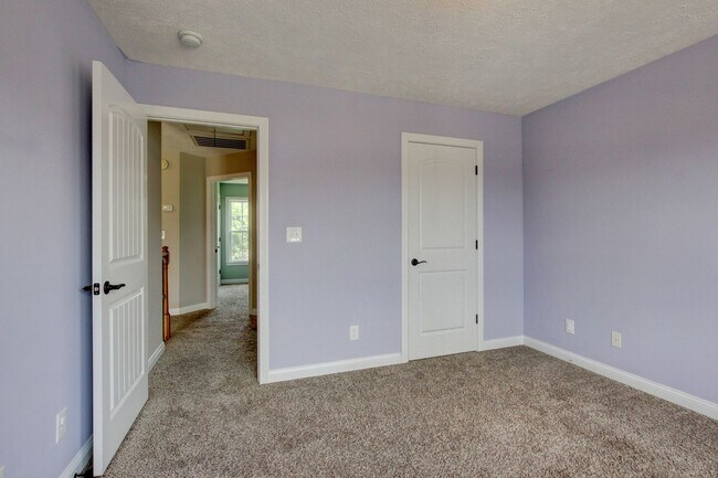 Building Photo - 716 Cavalier Dr
