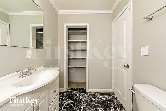 Building Photo - 2138 Pinehurst Dr