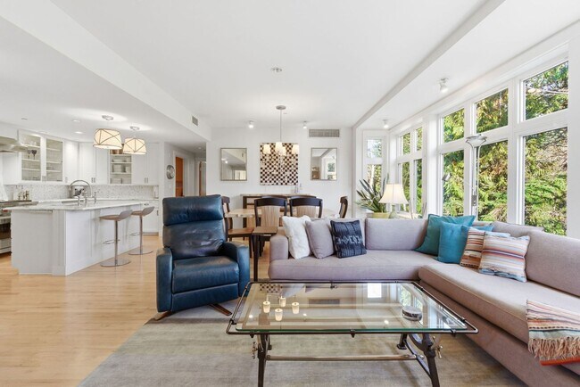 Building Photo - Boutique Bainbridge Condominium