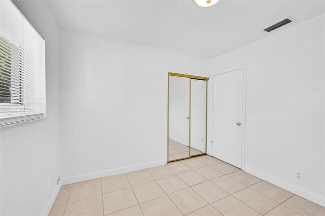 Building Photo - 6421 SW 16th St