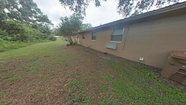 Building Photo - Beautifully Renovated 2/1 - Convenient Loc...