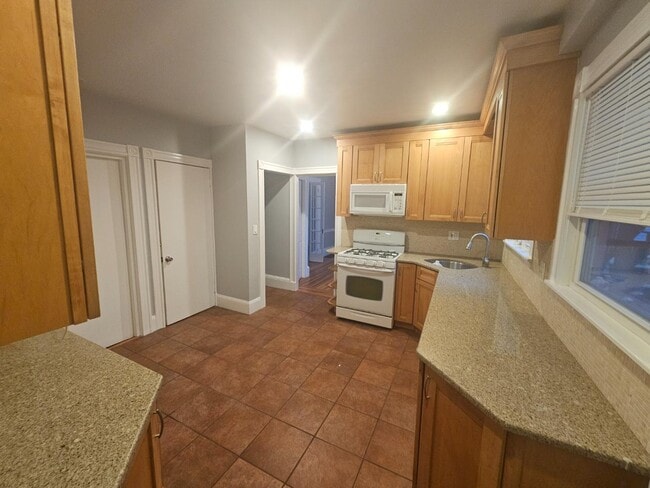 Building Photo - 208 Morrison Ave