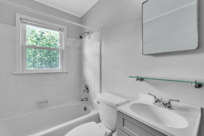 Building Photo - Newly renovated 2 BR / 1 BA Duplex in hear...
