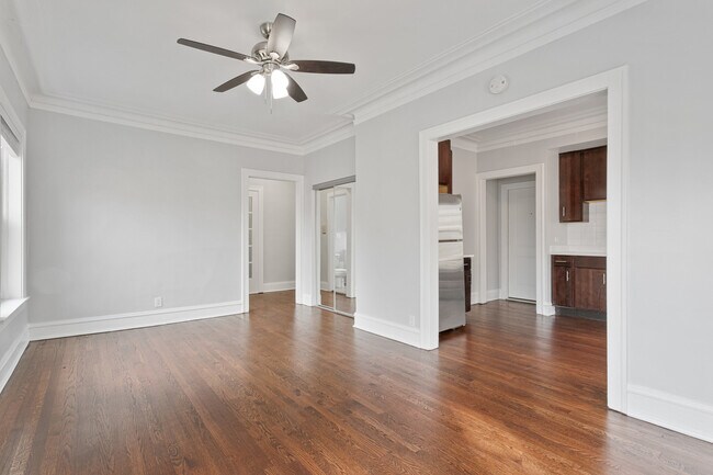 Building Photo - 1059 W Glenlake Ave
