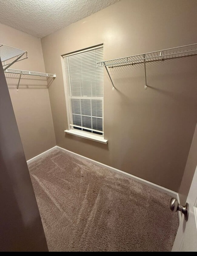 Building Photo - 4 Bed 2.5 Bath Two-Story Home