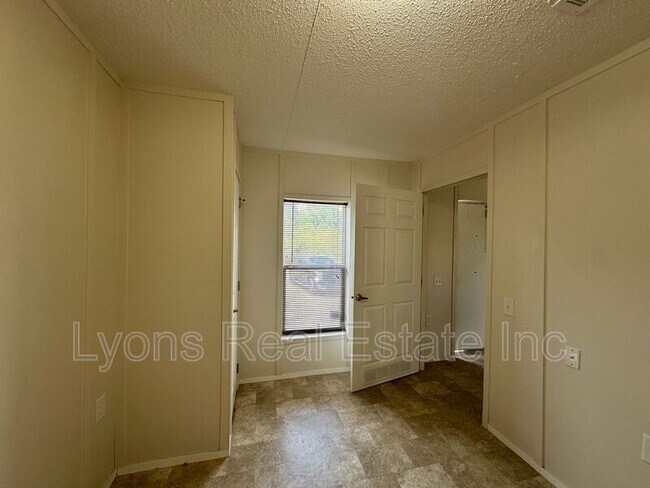 Building Photo - 8086 Heck Dr