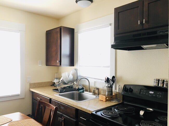 Building Photo - 4550 Lakeshore Blvd