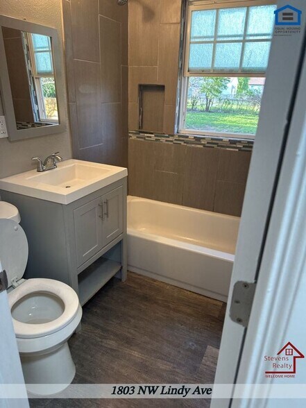 Building Photo - 1803 NW Lindy Ave