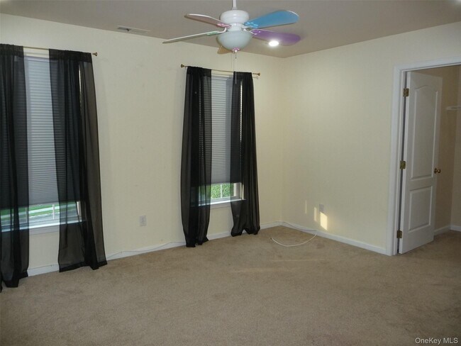 Building Photo - 220 Roosevelt Dr