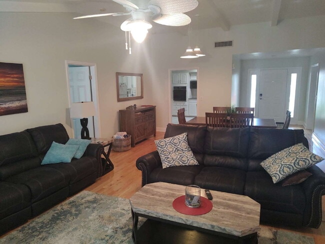Building Photo - 997 Spinnaker Ct