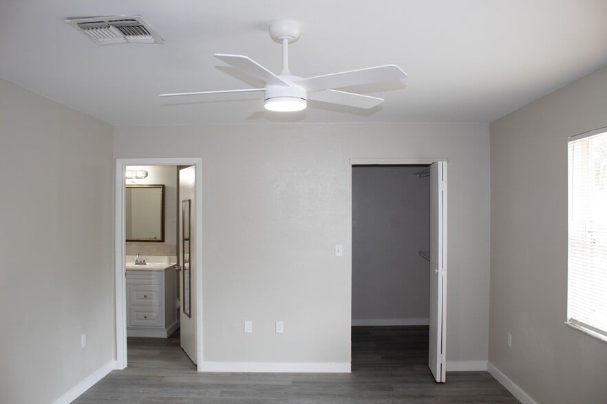 Building Photo - 7023 Oakwood Dr