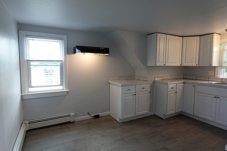 Building Photo - 601 River Ave