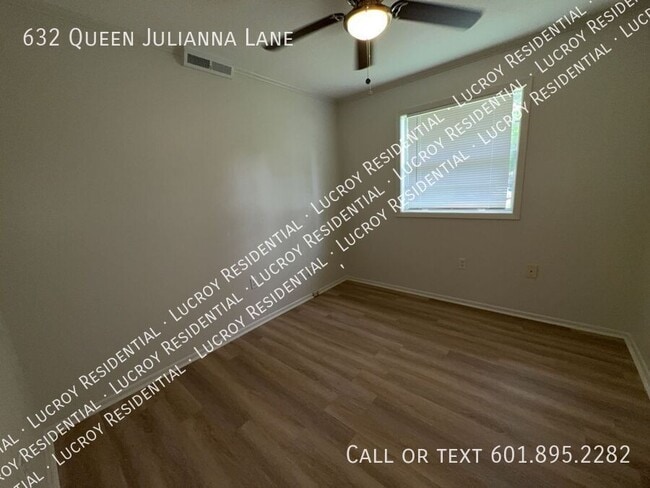 Building Photo - 632 Queen Julianna Ln