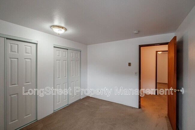 Building Photo - 1950 NW Hayes Ave