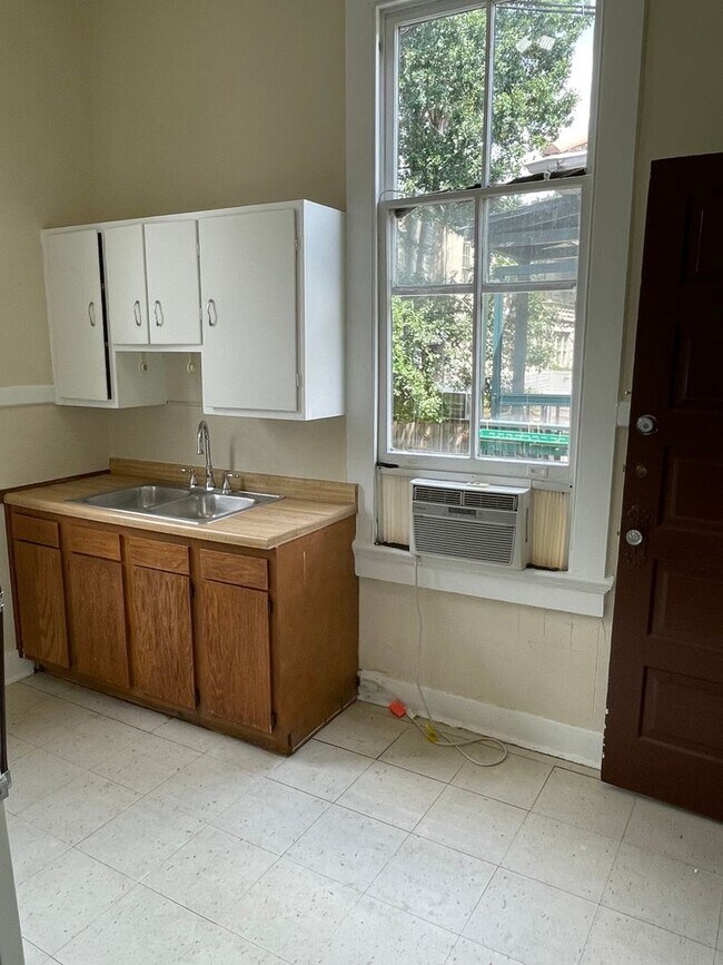 Building Photo - 2BD/1BA with natural light, hardwood floors, off street parking STEPS from Campus