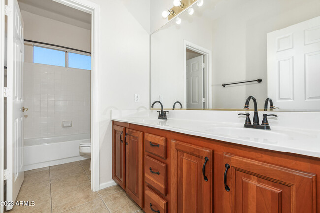 Building Photo - 1638 E Glenhaven Dr