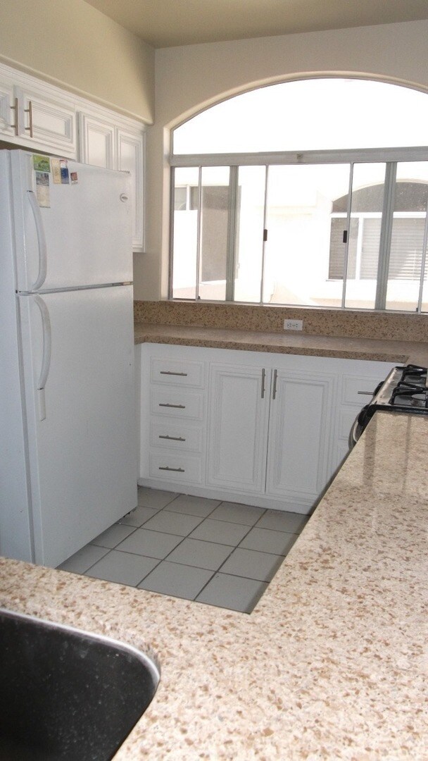 Building Photo - Stunning Updated & Spacious 3-Level Townho...