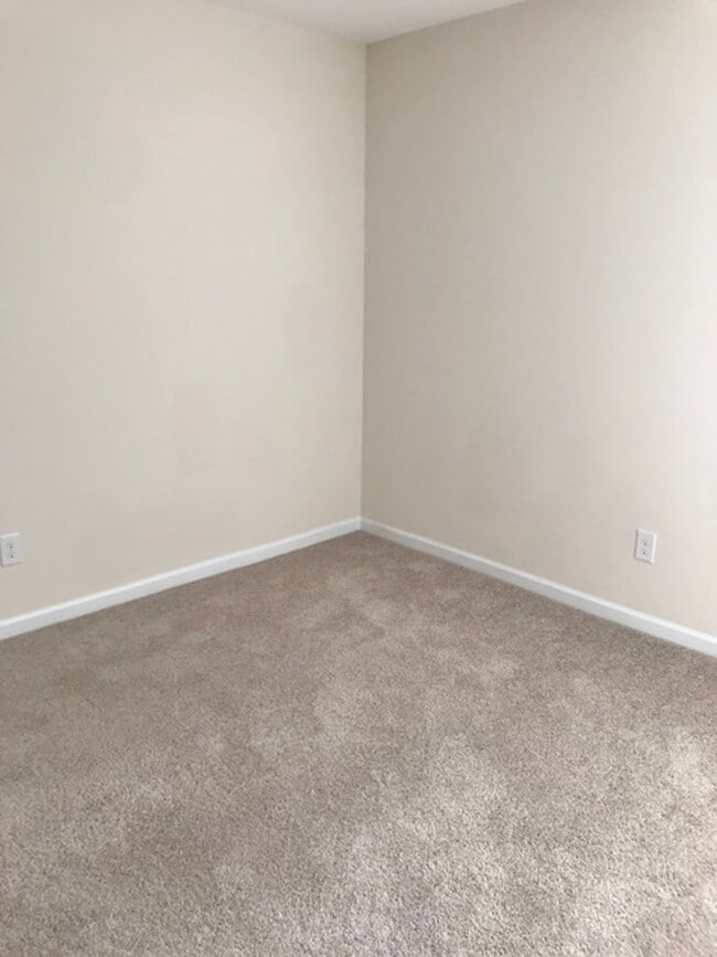 Building Photo - Luxurious 2 story 3 bedroom 2.5 bath townh...