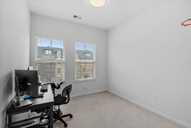 Building Photo - Stunning Luxury Townhome for Rent in Westmoore!